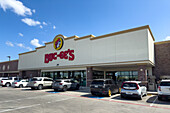 Die Fassade des Buc-ee's Travel Center Convenience Store in Denton, Texas.