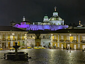 Die Kuppeln der Kirche der Campañia de Jesus oder Gesellschaft Jesu in Quito, Ecuador, bei Nacht.
