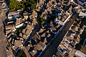 Luftaufnahme des zum UNESCO-Weltkulturerbe gehörenden Trulli-Viertels Rione Monti in Alberobello, Apulien, Italien