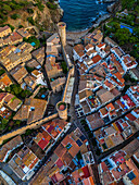 Luftaufnahme des Bereichs innerhalb der Festungsmauern der ikonischen Burg aus dem 12. Jahrhundert, Tossa de Mar, Girona, Spanien