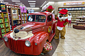 Ein Buc-ee the Beaver-Maskottchen posiert für Fotos in einem Buc-ee's Travel Center Convenience Store in Denton, Texas.