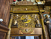 Detail der Basreliefschnitzereien über der Tür des Chorraums der Kirche San Francisco, Quito, Ecuador.