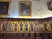 Chorsitze und Basrelief-Skulpturen von Heiligen im Chor der Kirche San Francisco, Quito, Ecuador.