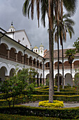 Der Innenhof des Kreuzganges des Klosters San Francisco, heute ein Museum in Quito, Ecuador.