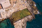 Luftaufnahme von Grottone und natürlichem Pool in Polignano a Mare, Apulien, Italien