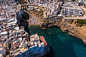 Luftaufnahme der Skyline von Polignano a Mare und des Strandes Lama Monachile, Apulien, Italien