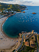 Luftaufnahme der Festungsmauern der ikonischen Burg aus dem 12. Jahrhundert und des Strandes, Tossa de Mar, Girona, Spanien