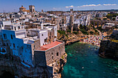 Luftaufnahme der Skyline von Polignano a Mare und des Strandes Lama Monachile, Apulien, Italien