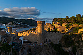 Luftaufnahme der Festungsmauern der ikonischen Burg aus dem 12. Jahrhundert und des Strandes, Tossa de Mar, Girona, Spanien