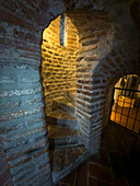 Die steile Wendeltreppe zum Dach der Kirche San Francisco in Quito, Ecuador.