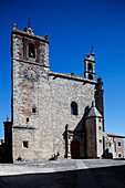 Cáceres, Spanien, 16. Oktober 2020, Entdecken Sie die beeindruckende gotische Kirche aus dem 16. Jahrhundert mit ihrem plateresken Portal und den Heiligenmedaillons in Cáceres, Spanien.