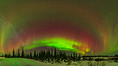 Ein 180º-Panorama über den Norden während einer nächtlichen Nordlicht-Show, vom Churchill Northern Studies Centre in Churchill, Manitoba, am 22. Februar 2025. Der Große Wagen ist rechts von der Mitte, etwas verzerrt durch die Panoramaprojektion. Der Polarstern befindet sich oben links. Das Bild zeigt einige orangefarbene Schattierungen durch die Vermischung von Grün und Rot.