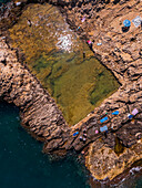 Luftaufnahme von Grottone und natürlichem Pool in Polignano a Mare, Apulien, Italien