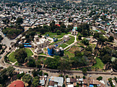 Luftaufnahme der historischen Festung Fasil Ghebbi, umgeben von Grünflächen und Stadtlandschaft, Piazza, Gondar, Amhara, Äthiopien.