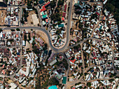 Luftaufnahme einer Stadtlandschaft mit Wohnhäusern und Straßen in Piazza, Gondar, Amhara, Äthiopien.
