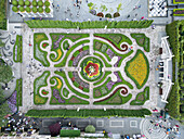 Luftaufnahme eines sorgfältig angelegten Gartens mit leuchtenden Blumen und wirbelnden Mustern, ein Wandteppich aus Farben und Formen entfaltet sich von oben, DaNang, Da Nang, Vietnam.