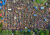 Luftaufnahme einer dichten Ansammlung von Menschen und Tieren unter blauen Zelten, die ein faszinierendes Mosaik aus Leben und Handel bilden, Mahasthan, Division Rajshahi, Bangladesch.