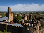 Luftaufnahme der alten Steine der Kathedrale von Ninotsminda unter hellem Himmel, wo die Geschichte durch verwitterte Wände flüstert, Ninotsminda, Kachetien, Georgien.