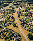 Luftaufnahme von kreisförmigen Gartenparzellen, die aus der Landschaft herausragen, ein Mosaik aus Grün und Braun, verbunden durch Wege, Haveforeningen Harek?r, Br?ndby, Dänemark.