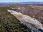 Luftaufnahme der atemberaubenden Velebit-Gebirgslandschaft mit schroffen Bergrücken und ruhigen Wäldern, Baska, Primorje-Gorski Kotar, Kroatien.