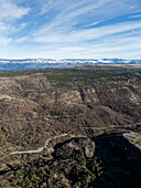 Luftaufnahme der atemberaubenden Velebit-Gebirgslandschaft mit ruhigen Tälern und zerklüftetem Gelände, Baska, Primorje-Gorski Kotar, Kroatien.