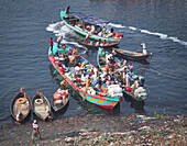 Dhaka, Bangladesch - 21 February 2025: Aerial view of bustling vegetable market with traditional boats and vibrant community activity along the river, Dhaka, Dhaka, Bangladesh.