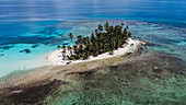 Luftaufnahme der wunderschönen Insel San Blas mit türkisfarbenem Wasser, Palmen und Sandstrand, Kuna Yala, Panama.