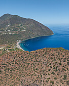 Luftaufnahme der Insel Filicudi, Archipel der Äolischen Inseln, Sizilien, Italien.
