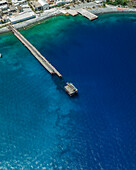 Luftaufnahme einer langen Mole auf der Insel Lipari, Archipel der Äolischen Inseln, Sizilien, Italien.
