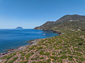 Luftaufnahme der Insel Filicudi, Archipel der Äolischen Inseln, Sizilien, Italien.