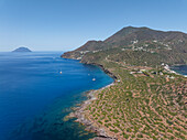 Luftaufnahme der Insel Filicudi, Archipel der Äolischen Inseln, Sizilien, Italien.