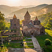 Luftaufnahme des Klosters Goshavank, eines Dorfklosters mit Gedenkschnitzereien, Gosh, Provinz Tavush, Armenien.