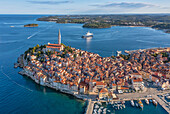 Luftaufnahme von Terrakotta-Dächern, die zur Adria hin abfallen, im Schatten des hohen Glockenturms von St. Euphemia, Rovinj, Gespanschaft Istrien, Kroatien.