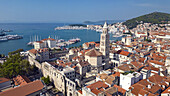 Luftaufnahme von Terrakotta-Dächern, die kaskadenartig auf den antiken Diokletianpalast und die glitzernde Adria herabfallen, Split, Gespanschaft Split-Dalmatien, Kroatien.