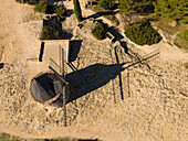 Die Luftaufnahme der Moulin de Daudet wirft einen langen Schatten, ihre Struktur aus Stein und Holz kontrastiert mit der trockenen Landschaft, Fontvieille, Provence-Alpes-C?te d'Azur, Frankreich.