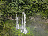 Luftaufnahme der kaskadenförmigen Wasserfälle inmitten eines pulsierenden Wandteppichs aus smaragdfarbenem Laub, eine Symphonie aus roher Kraft und heiterer Schönheit der Natur, Ekom Nkam Falls, Nkongsamba, Kamerun.