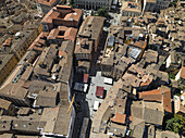 Luftaufnahme der sonnenbeschienenen Piazza Giacomo Matteotti mit ihren Marktständen und den umliegenden Terrakotta-Dächern, ein Gemälde mit dem Charme der alten Welt, Perugia, Umbrien, Italien.