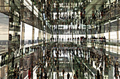 New York, Vereinigte Staaten - 07. Juni 2024: Blick in den Spiegelsaal des Summit One Vanderbilt, in dem sich eine schwindelerregende Anzahl von Besuchern und Stadtansichten spiegeln und so die Illusion eines unendlichen Raums erzeugen.