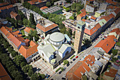 Luftaufnahme einer beeindruckenden architektonischen Harmonie der Zagreber St. Blaž-Kirche und der umliegenden Gebäude mit Terrakotta-Dächern, Zagreb, Zagreb, Kroatien.