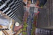 Luftaufnahme der kahlen Stadtschlucht, in der Wolkenkratzer mit rhythmischen Mustern und Texturen die belebten Straßen unter sich einrahmen, San Francisco, Kalifornien, USA.