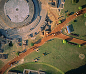 Luftaufnahme der kreisförmigen Struktur und der verschlungenen Wege, die durch üppige grüne Flächen führen, die in warmes Sonnenlicht getaucht sind und scharfe Schatten werfen, Varanasi, Uttar Pradesh, Indien.