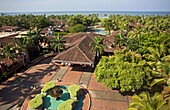 Bambolim, Indien - 18. November 2013: Luftaufnahme des Grand Hyatt Goa, wo Terrakotta-Dächer auf üppig grünes Laub treffen und einen Kontrast zum azurblauen Meer in der Ferne bilden.