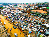 Luftaufnahme der belebten Marktstraßen, in denen es vor Verkäufern und Käufern im hellen Sonnenlicht nur so wimmelt, ein Bienenstock der Aktivität und des Handels, Kaduna, Kaduna, Nigeria.