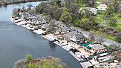 Luftaufnahme der historischen Boathouse Row, die sich im ruhigen Wasser des Schuylkill River spiegelt, mit üppig grünen Bäumen, die einen lebhaften Kontrast bilden, Philadelphia, Pennsylvania, Vereinigte Staaten.