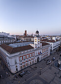 Luftaufnahme der belebten Puerta del Sol mit historischen Gebäuden und dem ikonischen Uhrenturm, Madrid, provincia de Madrid, Spanien.