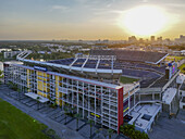 Orlando, Vereinigte Staaten - 21. Juli 2025: Luftaufnahme des Camping-World-Stadions im warmen Licht der untergehenden Sonne, seine Struktur hebt sich von der Stadtlandschaft ab.