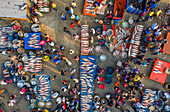 Bogura, Bangladesch - 18. November 2021: Luftaufnahme eines lebhaften Fischmarktes, auf dem sich Verkäufer und Kunden tummeln und eine bunte Palette von fangfrischem Fisch und lebhaftem Handel präsentieren...