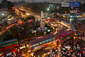 Dhaka, Bangladesch - 13. September 2015: Luftaufnahme des pulsierenden, geschäftigen Stadtzentrums, wo das Shapla Chattar-Denkmal inmitten eines Kaleidoskops von Verkehr und Handel steht.