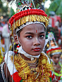 Sylhet, Bangladesch - 08. November 2022: Blick auf einen Jungen in farbenfroher traditioneller Kleidung, geschmückt mit Gold und Rot, während einer kulturellen Feier.