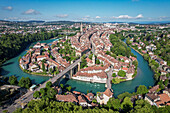 Luftaufnahme der Aare, die die Altstadt mit ihren roten Dächern umarmt, und des Berner Münsters, das in den Himmel ragt, Bern, Kanton Bern, Schweiz.